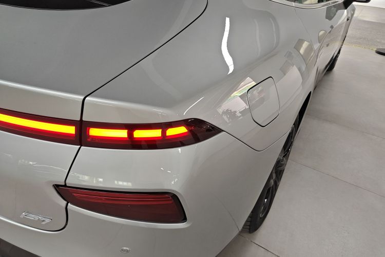 小鹏P7 2021款 480G车身外观9