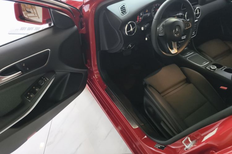 奔驰A级(进口) 2017款 改款 A 200 动感型中控内饰7003