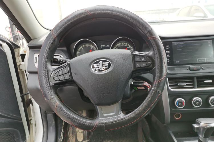 奔腾B30 2016款 1.6L 自动尊享型中控内饰13