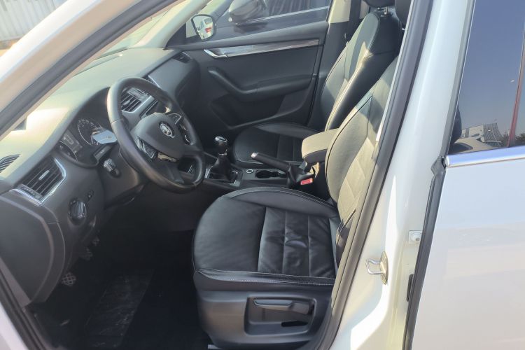 斯柯达 明锐 2016款 1.6L 手动智行版中控内饰19