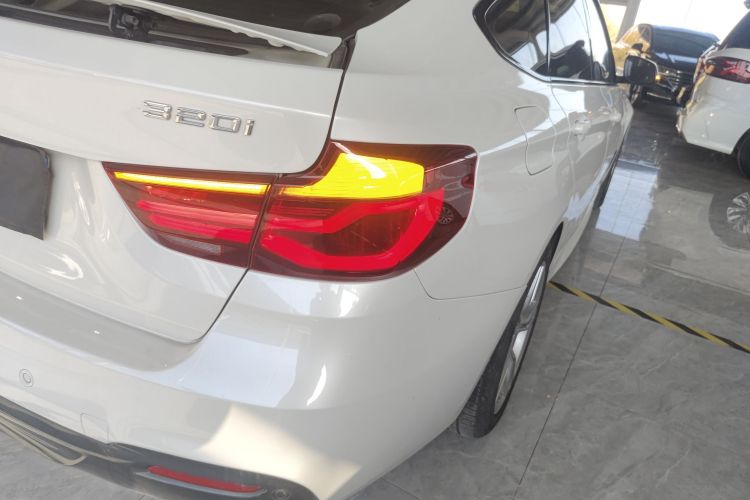 宝马3系GT 2019款 320i M运动套装车身外观9