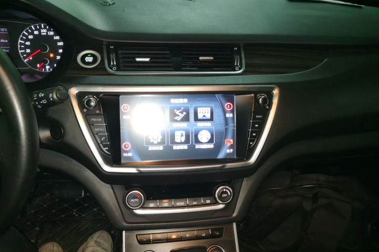 陆风X7 2015款 2.0T 全景尊贵版局部细节16