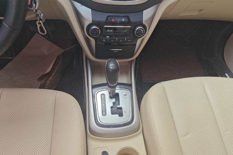 长安 逸动 2015款 1.6L 自动豪华型中控内饰18