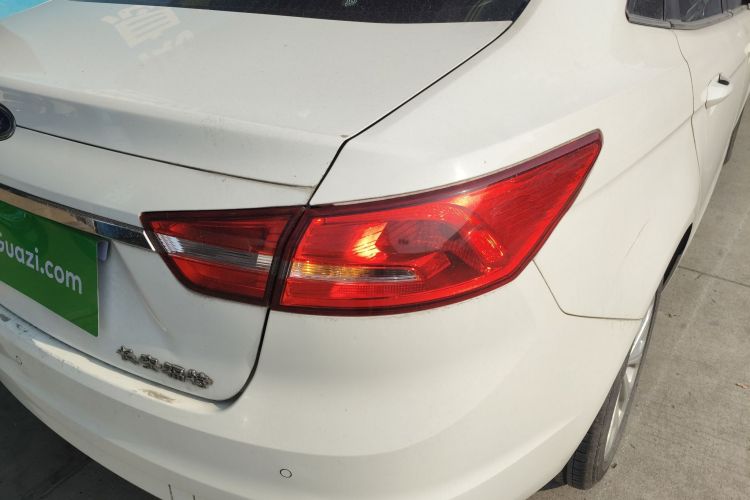 福特 福睿斯 2015款 1.5L 自动时尚型车身外观9