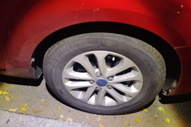 福特 福克斯 2013款 两厢经典 1.8L 自动基本型车身外观10