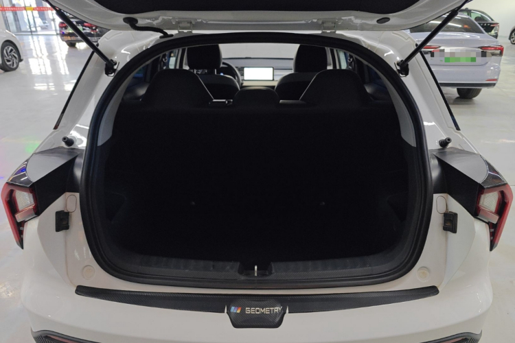 吉利几何 几何E 2022款 320KM 乖巧虎 5座机舱底盘23