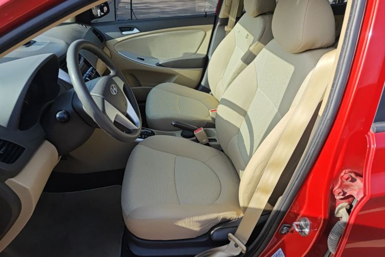 现代 瑞纳 2010款 三厢 1.4L 自动时尚型GT局部细节19