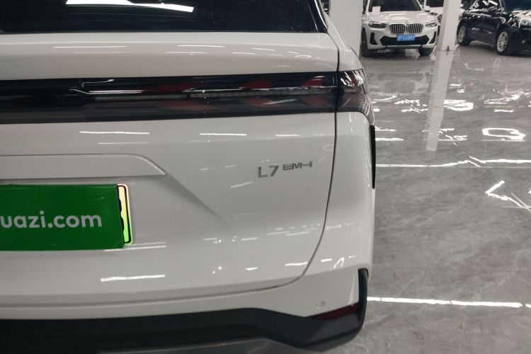 吉利银河 银河L7 2025款 EM-i 115km 探索版车身外观9