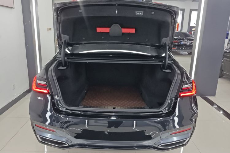 宝马7系 2019款 改款 740Li 领先型 M运动套装机舱底盘23