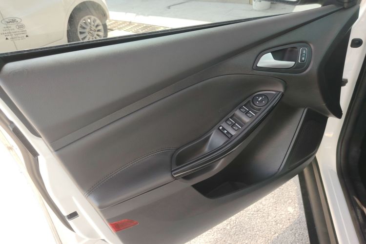 福特 福克斯 2017款 两厢 1.6L 手动风尚型智行版中控内饰7007