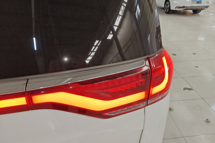 广汽传祺 传祺M8 2021款 领秀系列 390T 尊享版车身外观9