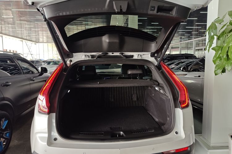 凯迪拉克XT4 2018款 28T 两驱领先型机舱底盘23