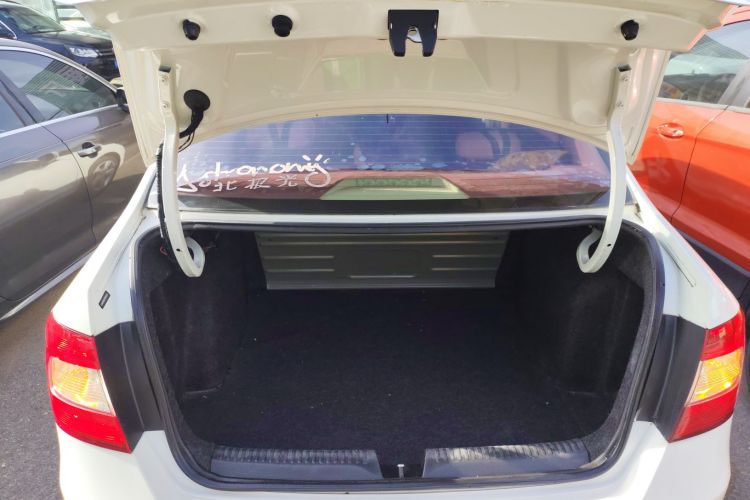 斯柯达 昕锐 2015款 1.6L 手动智选型机舱底盘23