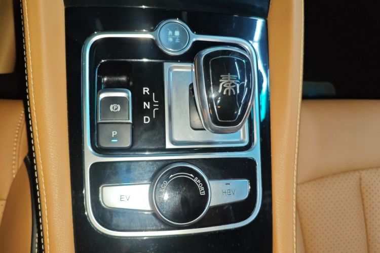 比亚迪 秦新能源 2017款 1.5T 尊贵型中控内饰18