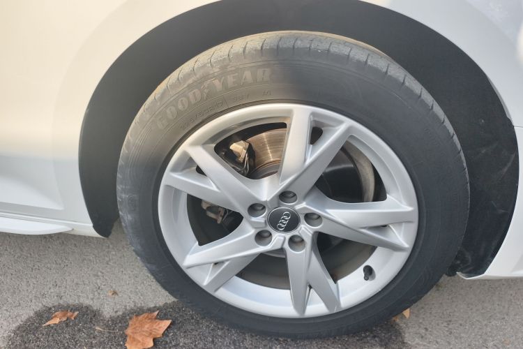 奥迪A4L 2018款 30周年年型 40 TFSI 进取型车身外观10