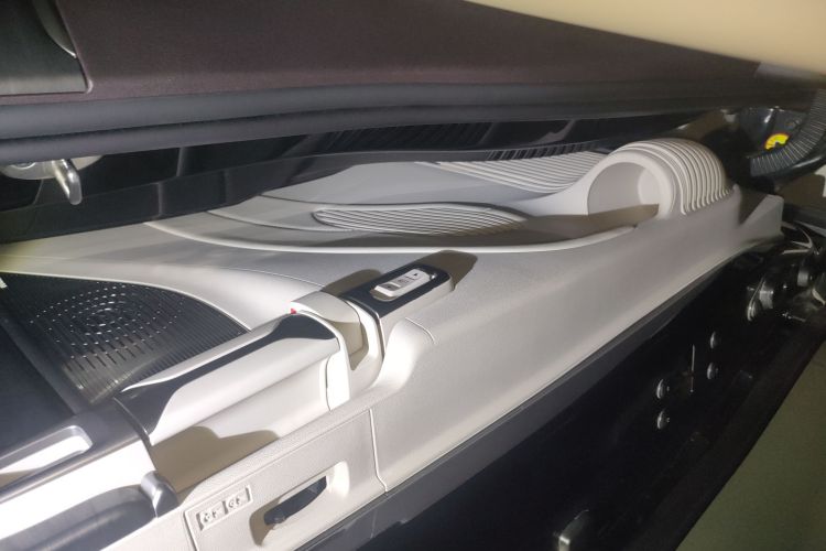 腾势D9 2024款 DM-i 980 四驱尊贵型中控内饰7006