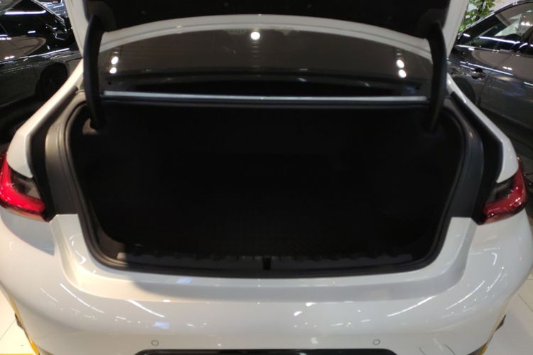 宝马3系 2025款 330Li M运动曜夜套装机舱底盘23