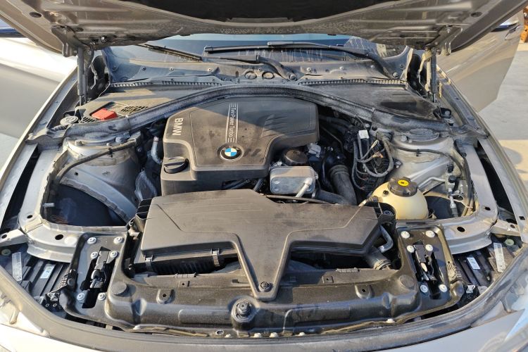 宝马3系 2014款 320i 运动设计套装机舱底盘24