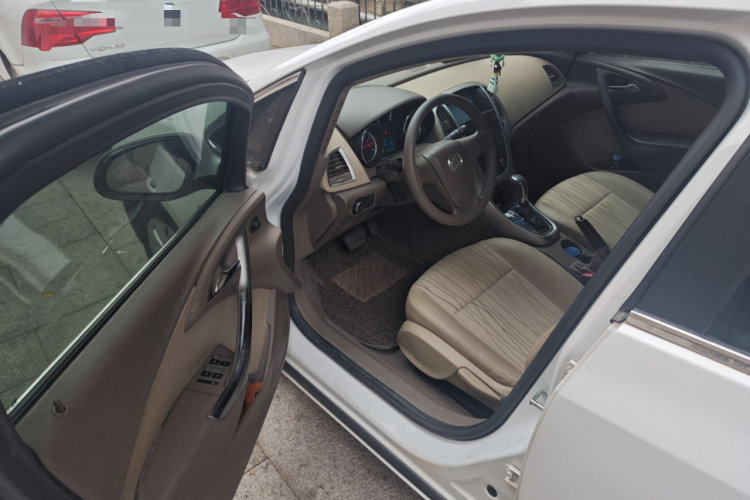 别克 英朗 2013款 GT 1.6L 自动舒适版中控内饰20