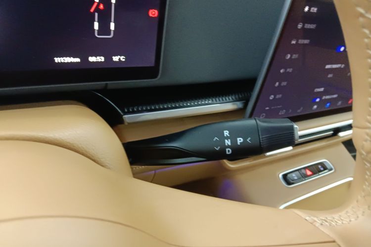 岚图汽车 岚图梦想家 2025款 PHEV 四驱尊贵鲲鹏版中控内饰18