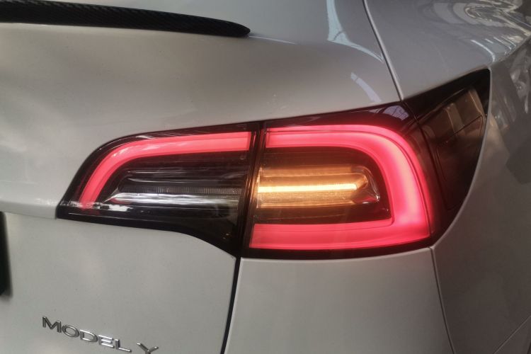 特斯拉 Model Y 2023款 后轮驱动版车身外观9