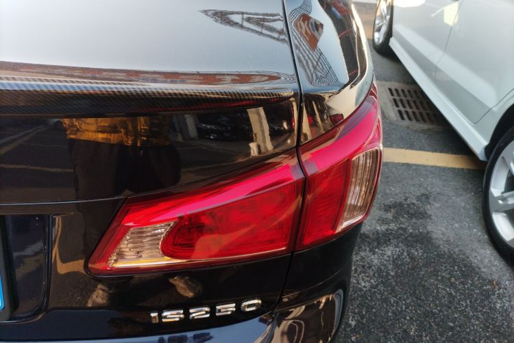 雷克萨斯IS 2011款 250 运动版车身外观9