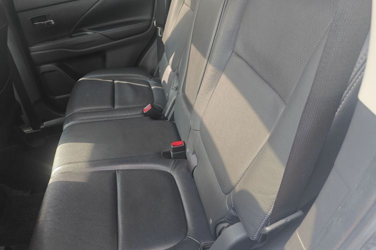 三菱 欧蓝德(进口) 2013款 2.4L 四驱豪华导航版 7座中控内饰7004