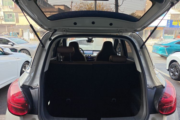 五菱汽车 五菱缤果 2023款 333km 灵犀互联款机舱底盘23