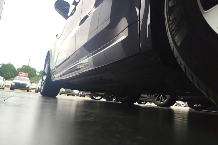 理想汽车 理想L8 2023款 Pro机舱底盘30