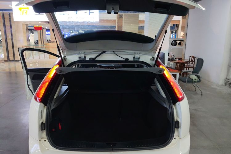 福特 福克斯 2013款 两厢经典 1.8L 手动百万纪念版机舱底盘23