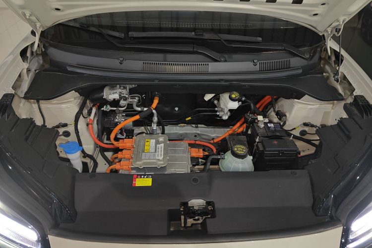 五菱汽车 五菱缤果PLUS 2024款 330km 五座版机舱底盘24