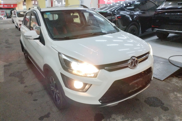 北京汽车 绅宝X25 2015款 1.5L 手动精英型车身外观3