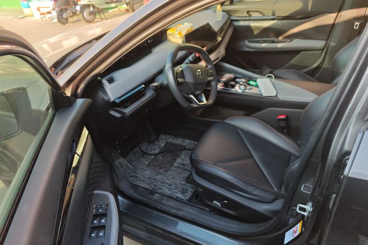 长安UNI-V 2022款 1.5T 尊贵型中控内饰7003