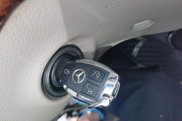 奔驰 唯雅诺 2013款 3.0L 舒适版中控内饰11