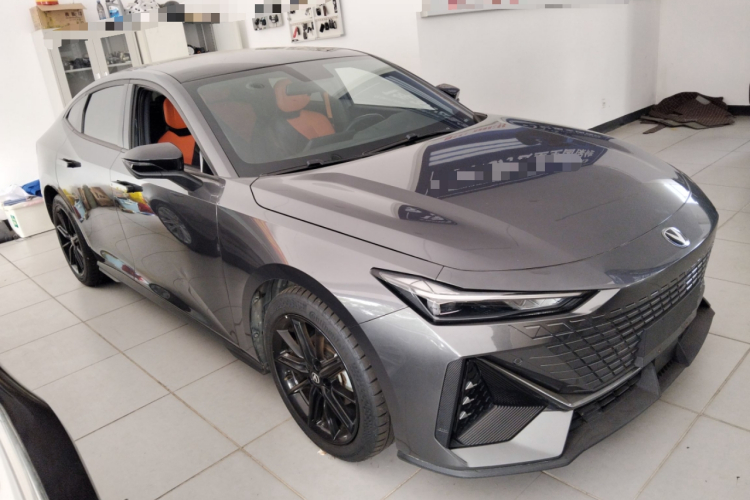 长安UNI-V 2022款 1.5T 尊贵型车身外观6002