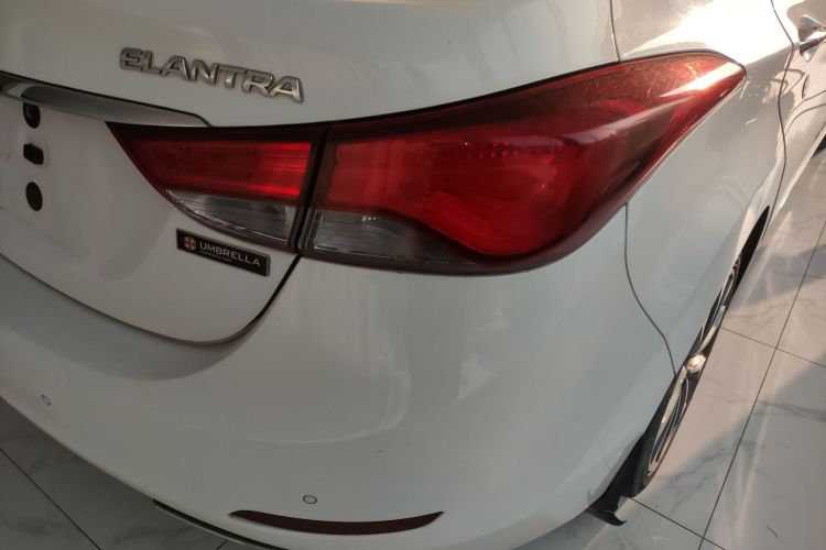 现代 朗动 2016款 1.6L 自动尊贵型车身外观9