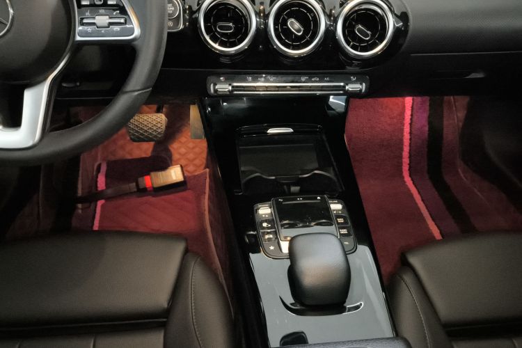 奔驰A级 2020款 改款二 A 180 L 运动轿车中控内饰18