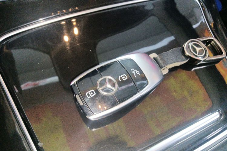 奔驰E级 2016款 E 300 L 运动豪华型中控内饰11