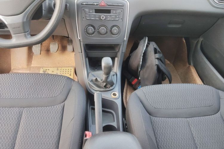 标致308 2014款 乐享版 经典 1.6L 手动优尚型中控内饰18