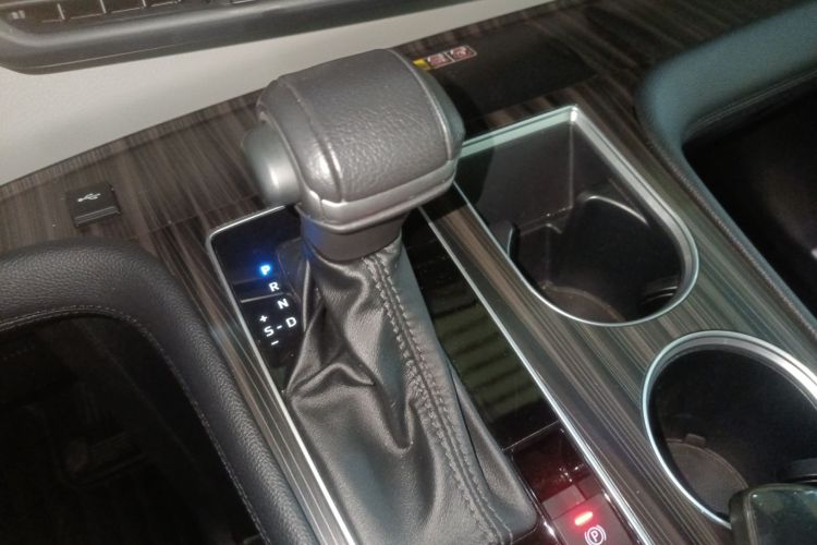 丰田 格瑞维亚 2023款 2.5L混动 旗舰VIP版局部细节18