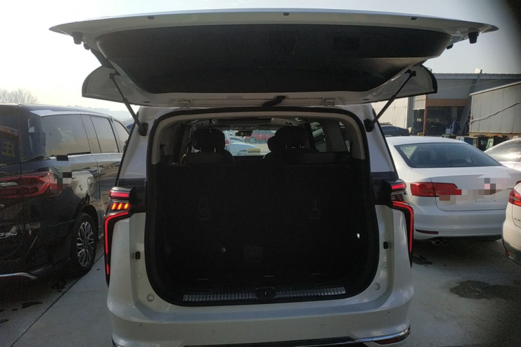 上汽大通MAXUS 大通G90 2022款 2.0T 星辰七座版机舱底盘23