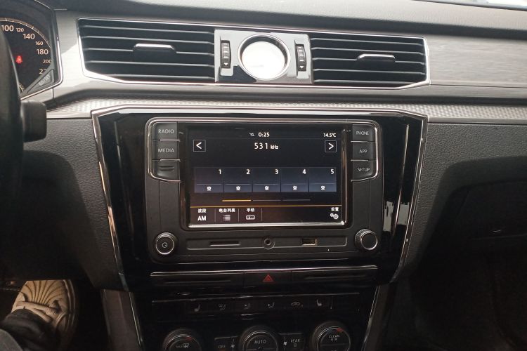 大众 帕萨特 2017款 330TSI DSG尊荣版中控内饰16