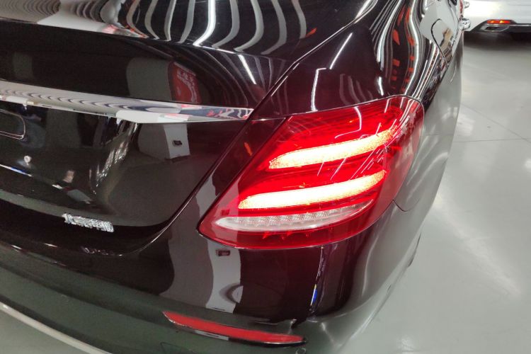 奔驰E级 2019款 E 260 L 运动型车身外观9