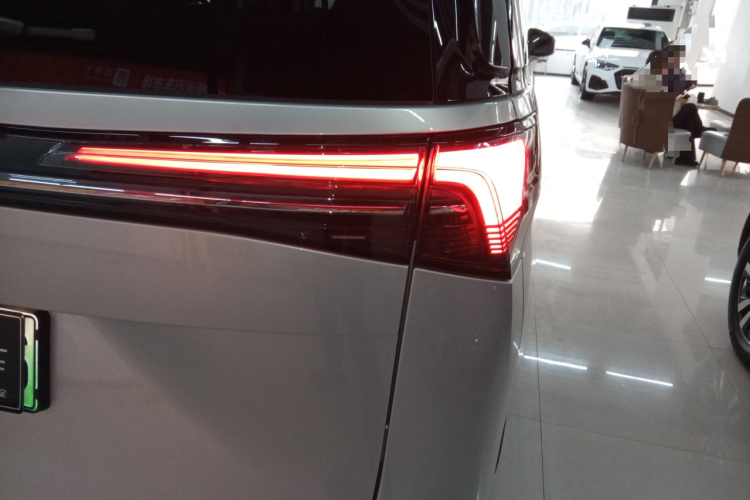 别克GL8新能源 2025款 陆尚 尊享版 7座车身外观9