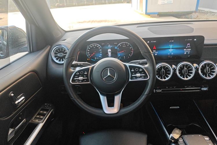 奔驰GLB 2022款 改款 GLB 200 时尚型中控内饰13