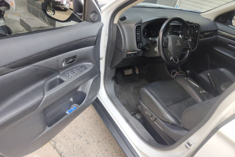 三菱 欧蓝德(进口) 2016款 2.4L 四驱精英版 5座中控内饰7003