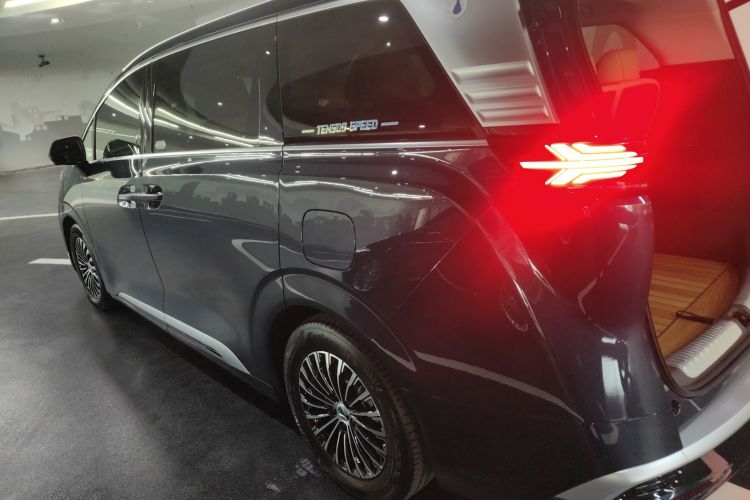 腾势D9 2024款 DM-i 980 四驱尊贵型车身外观4