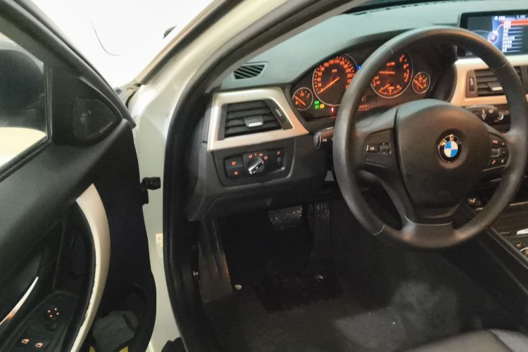 宝马3系 2014款 320i 时尚型中控内饰20