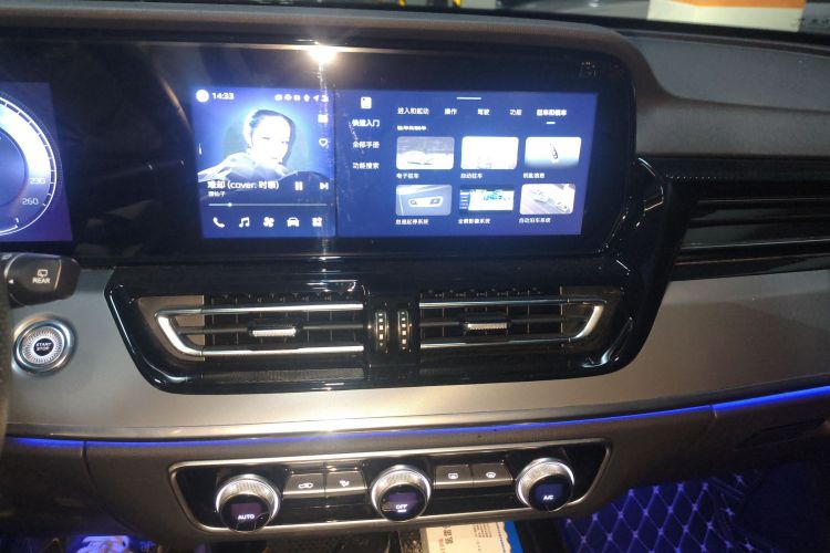 红旗HS5 2023款 2.0T 旗享Pro版中控内饰16