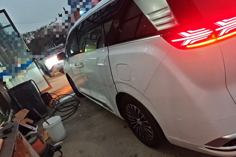 腾势D9 2024款 DM-i 980 四驱尊贵型车身外观4